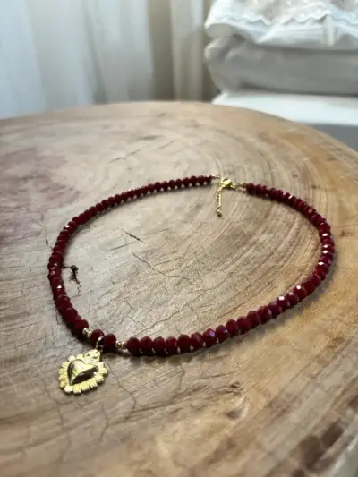 Collar de cuentas rojas con dije - miniatura 2