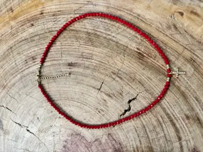 Collar de cuentas rojas con cruz - miniatura 1