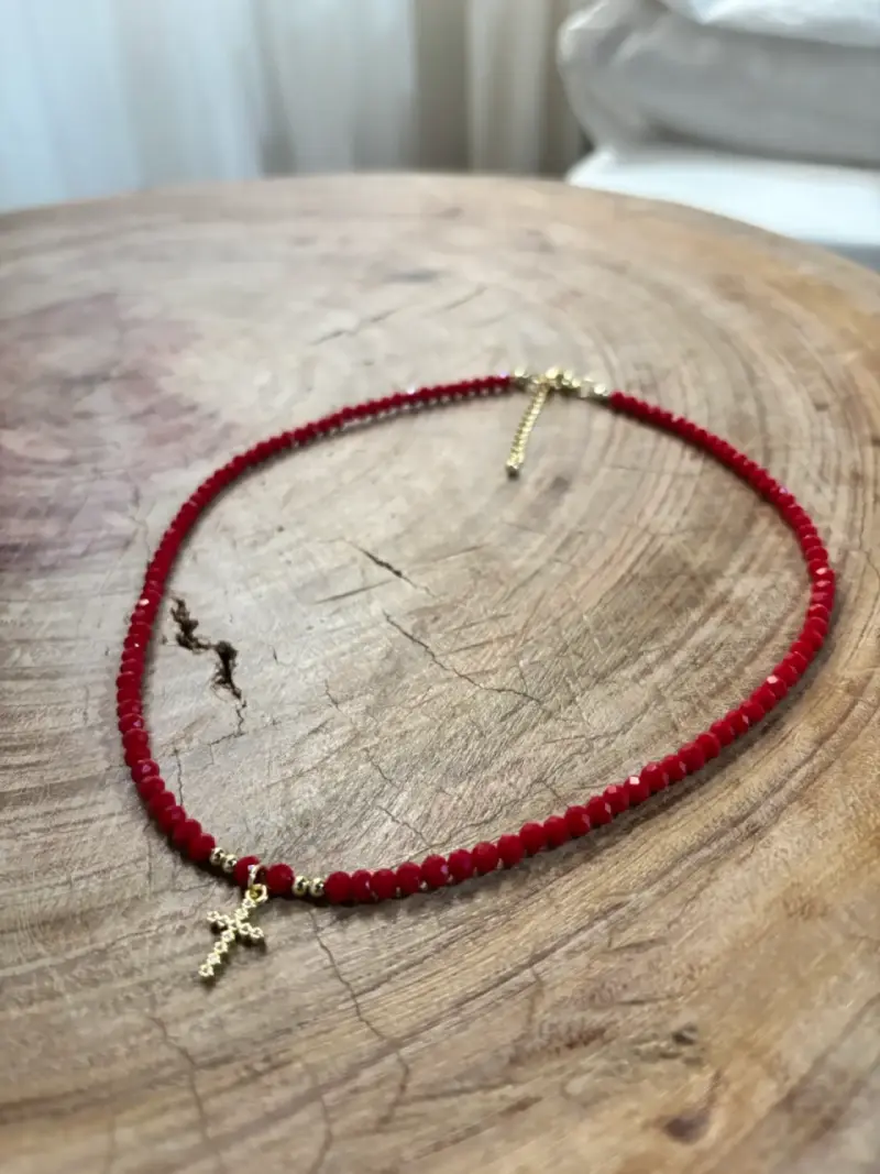 Collar de cuentas rojas con cruz - 2