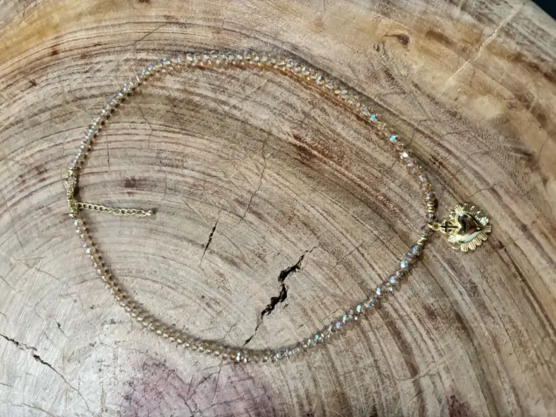 Collar con dije dorado - 1