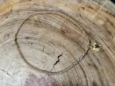 Collar con dije dorado - miniatura 1