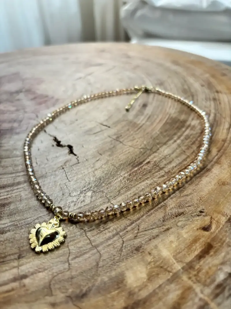 Collar con dije dorado - 2