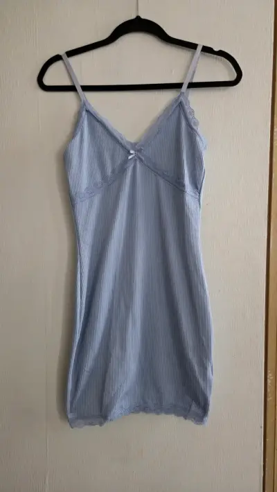 Vestido tipo camisón celeste con encaje - miniatura 1
