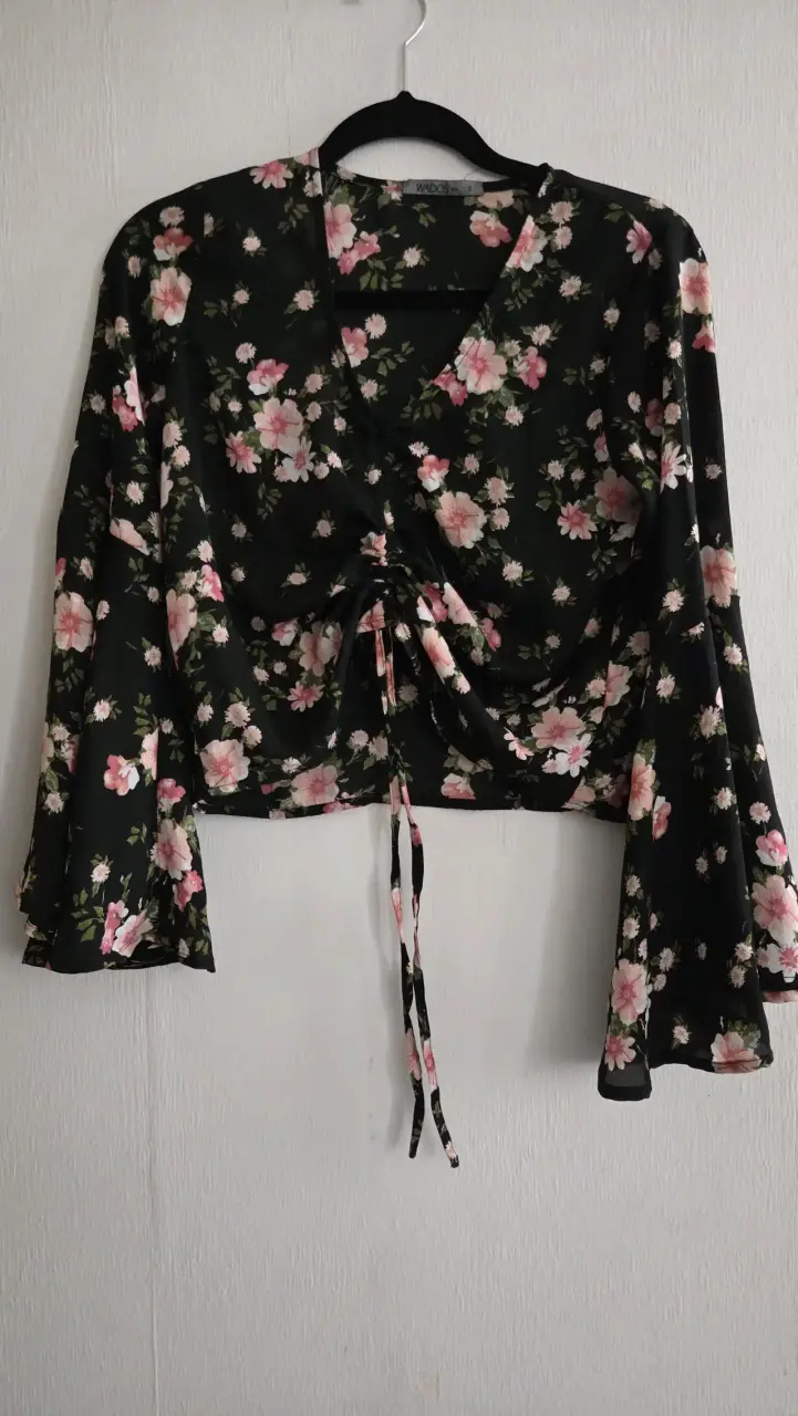 Blusa negra con flores Wados - 1