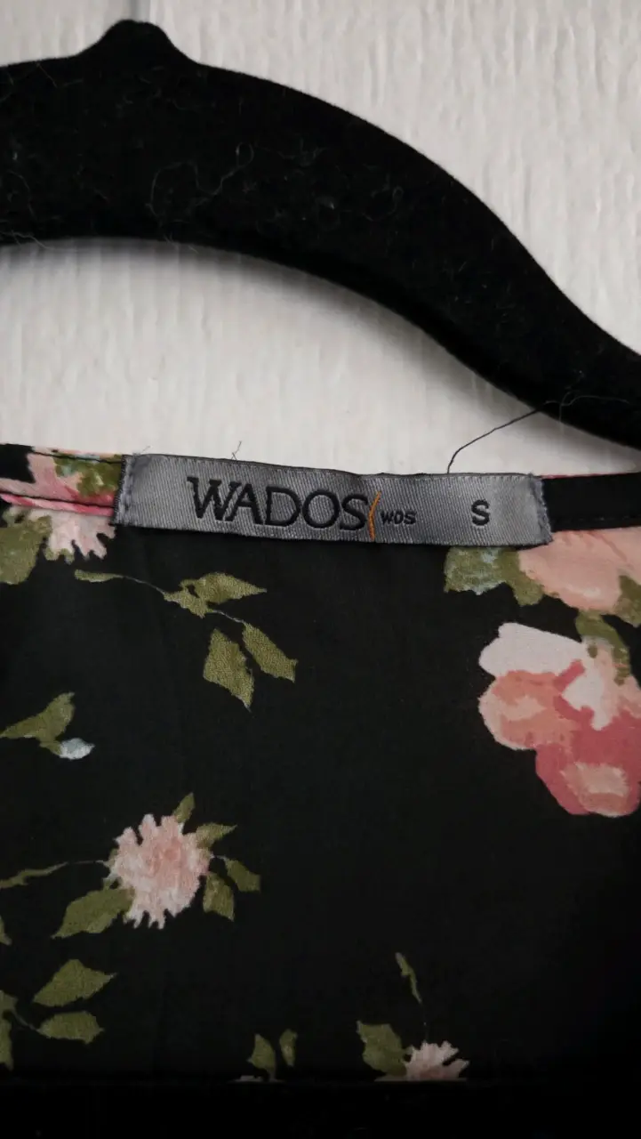 Blusa negra con flores Wados - 2