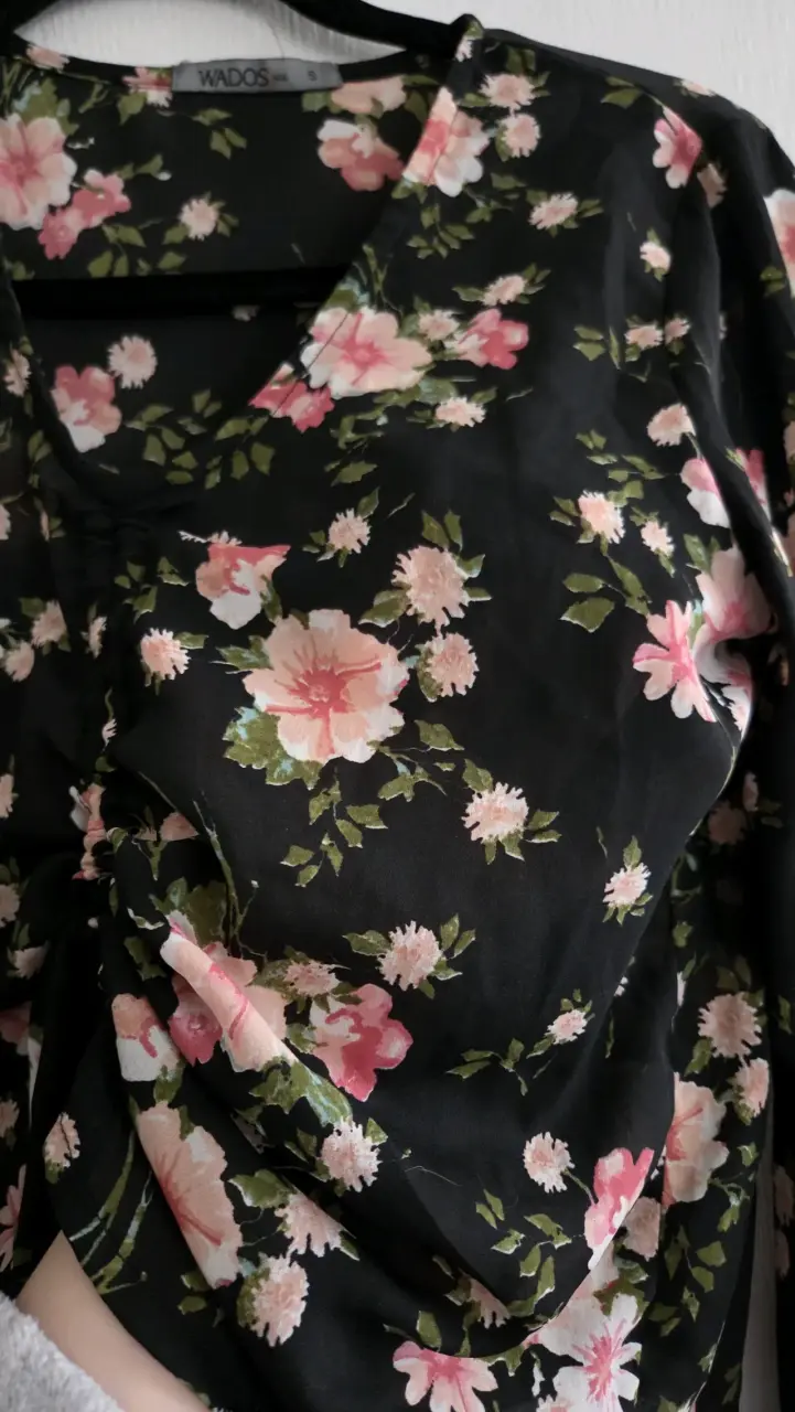Blusa negra con flores Wados - 4