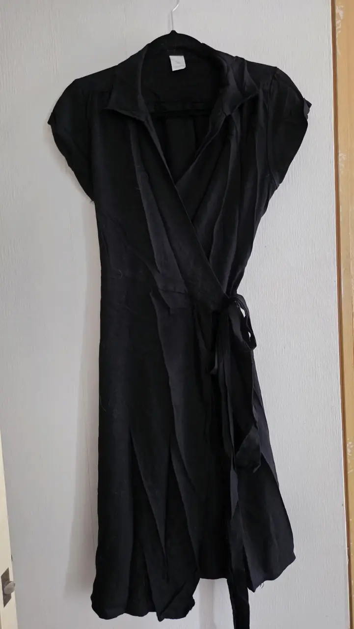 Vestido negro de manga corta - 1