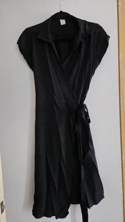 Vestido negro de manga corta - miniatura 1
