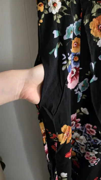 Vestido negro floral - miniatura 2