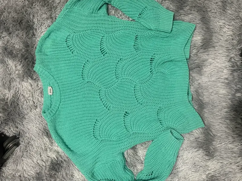 Suéter verde tejido