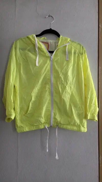 Chaqueta impermeable/cortavientos amarilla - miniatura 1