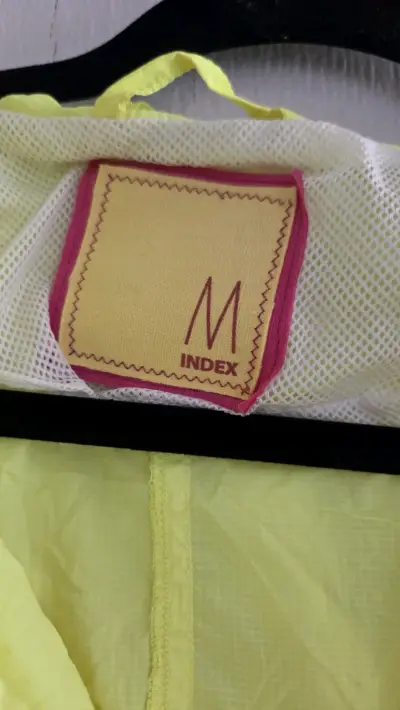 Chaqueta impermeable/cortavientos amarilla - miniatura 2