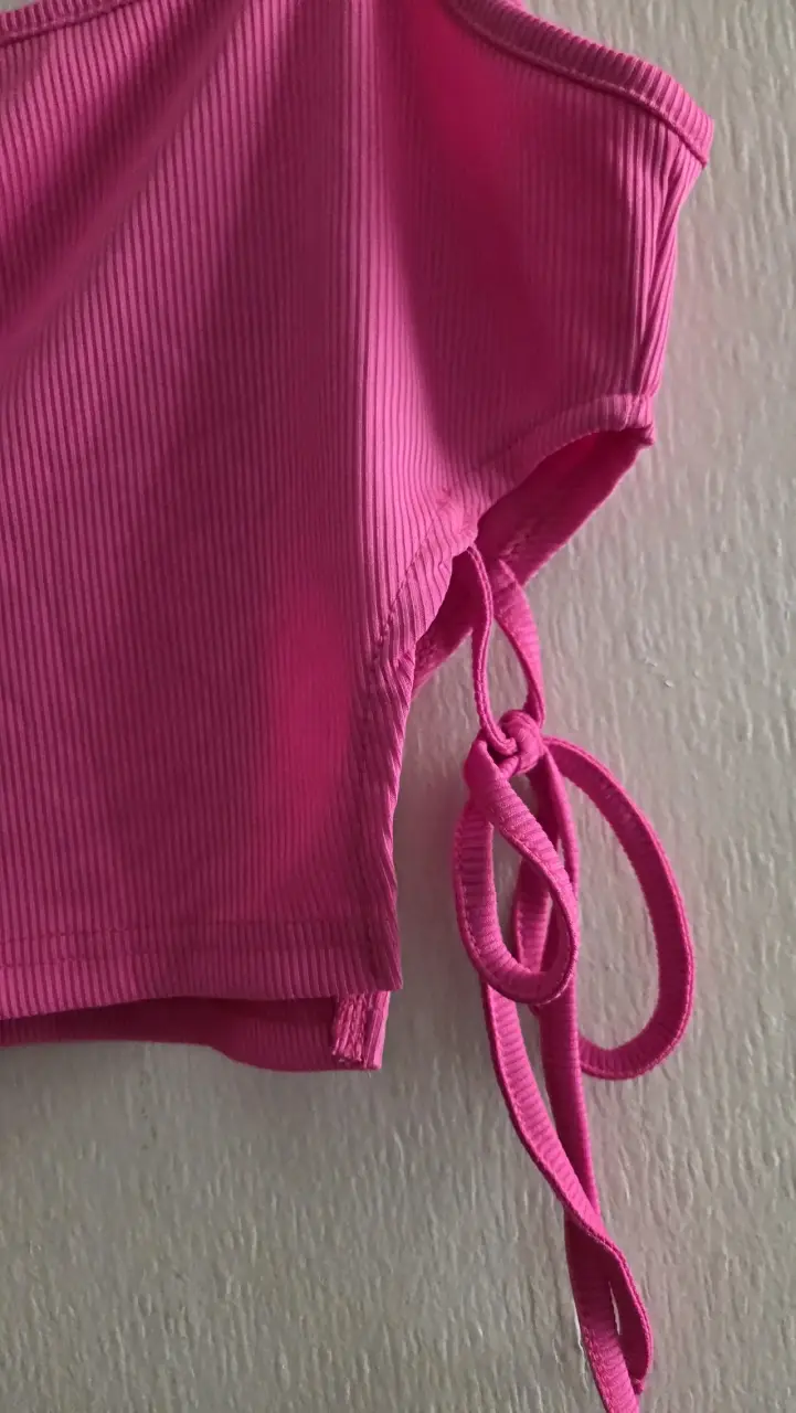 Crop Top fucsia con tiras - 3
