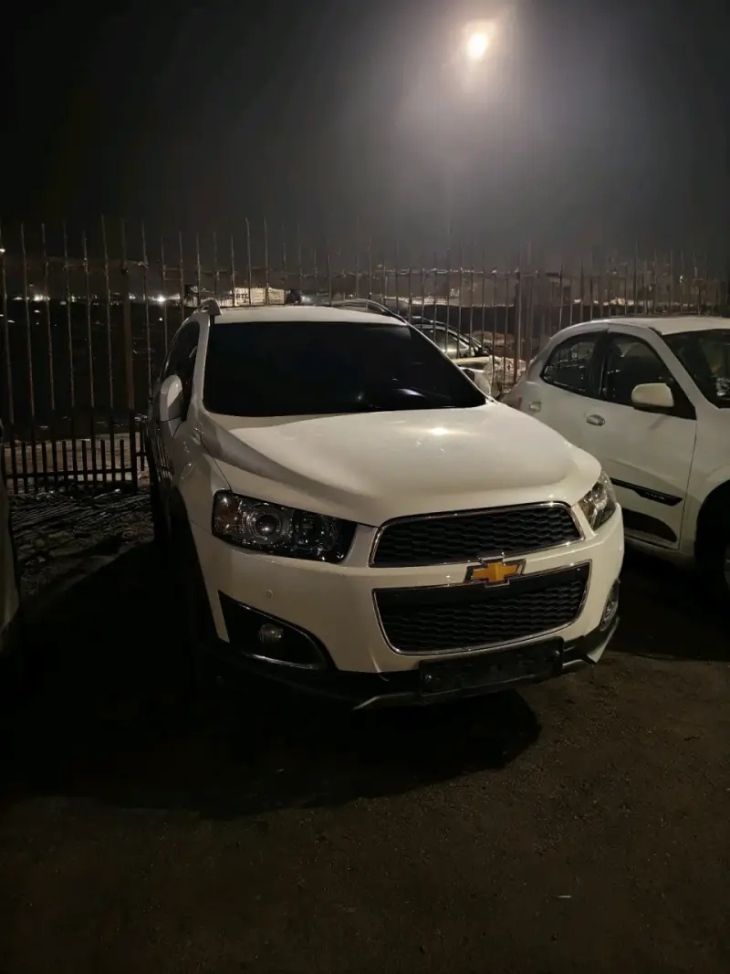 Chevrolet SUV blanco en buen estado - 2