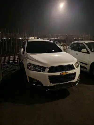 Chevrolet SUV blanco en buen estado - miniatura 2