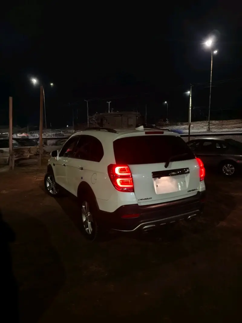 Chevrolet SUV blanco en buen estado - 3