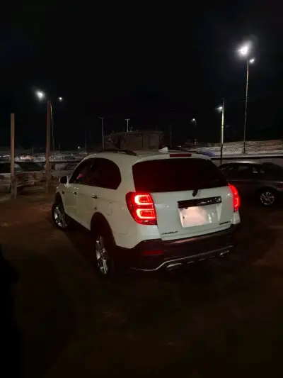 Chevrolet SUV blanco en buen estado - miniatura 3