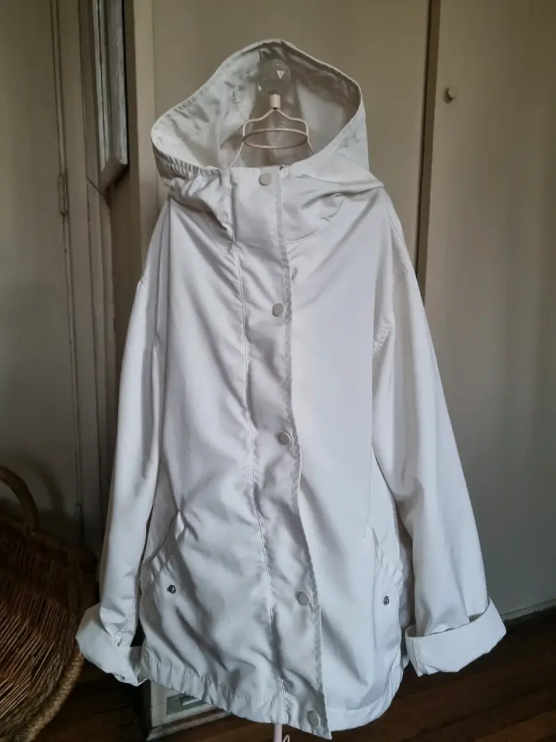 Parka blanca con capucha