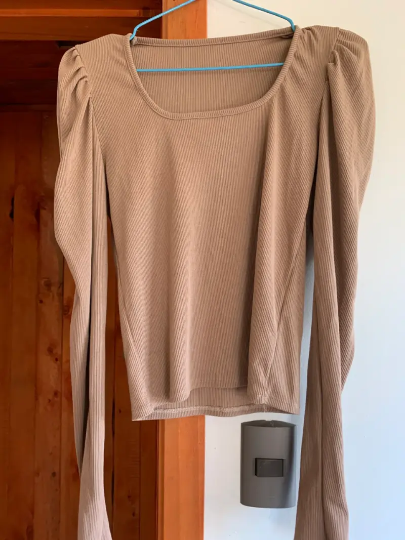 Polera beige de manga larga