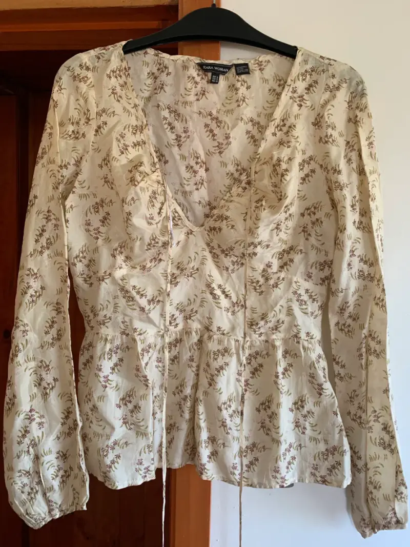 Blusa floral beige Zara