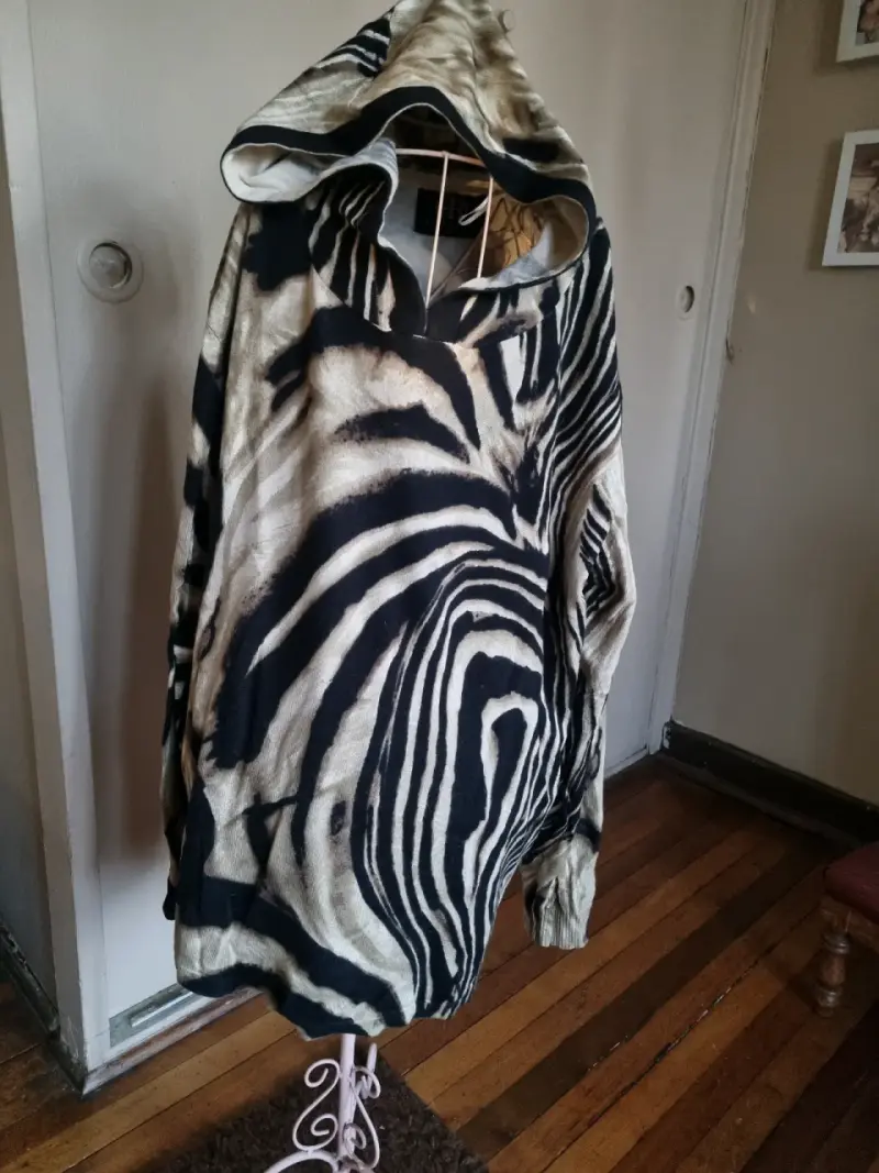 Sweater con capucha estampado animal