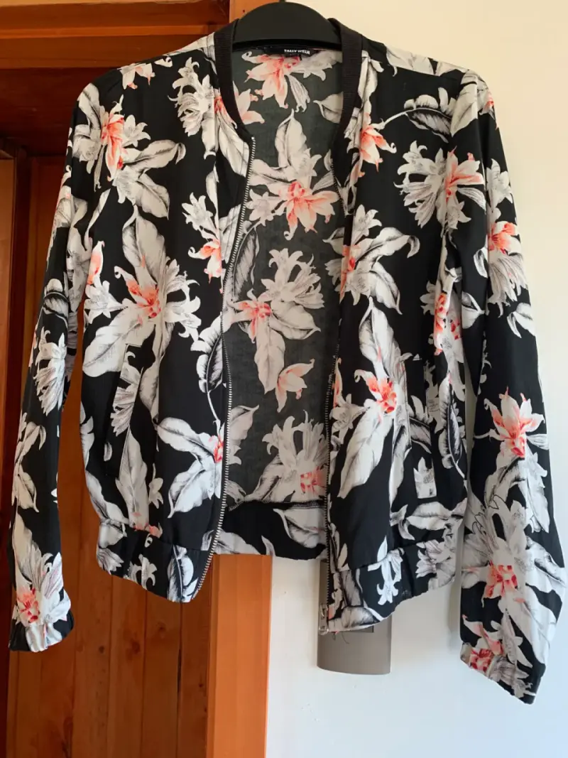 Chaqueta floral negra