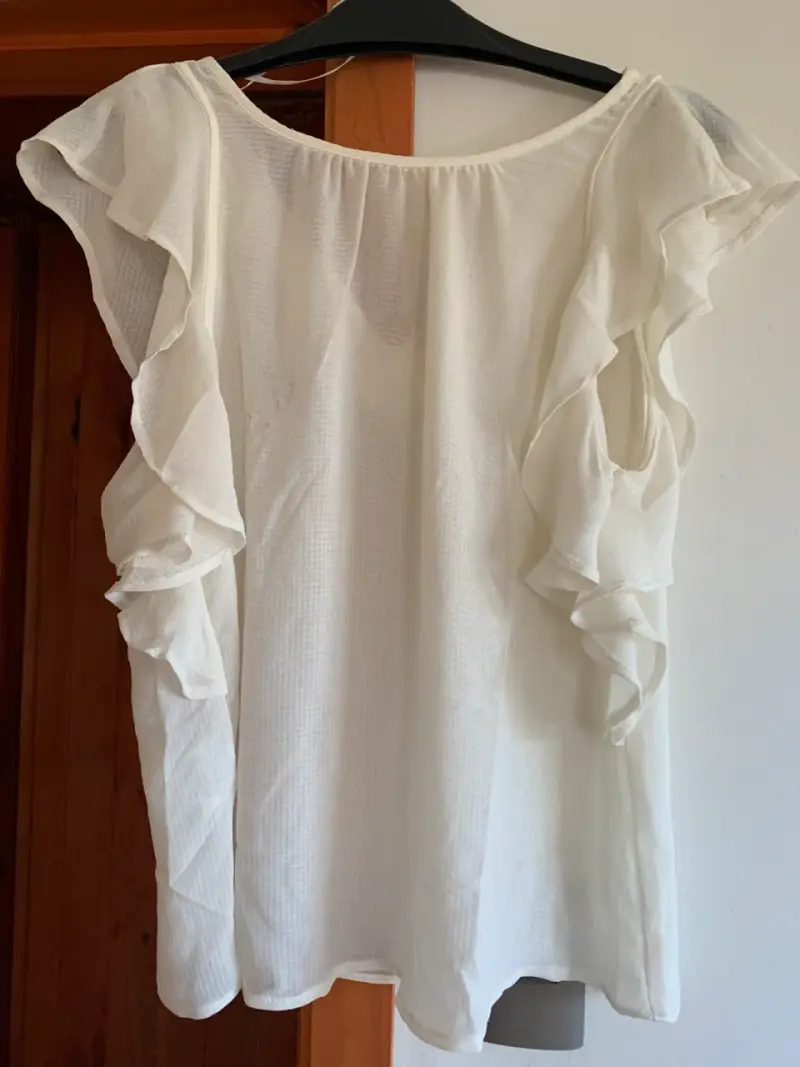 Blusa blanca con volantes - 1