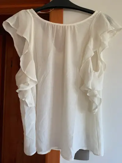Blusa blanca con volantes - miniatura 1