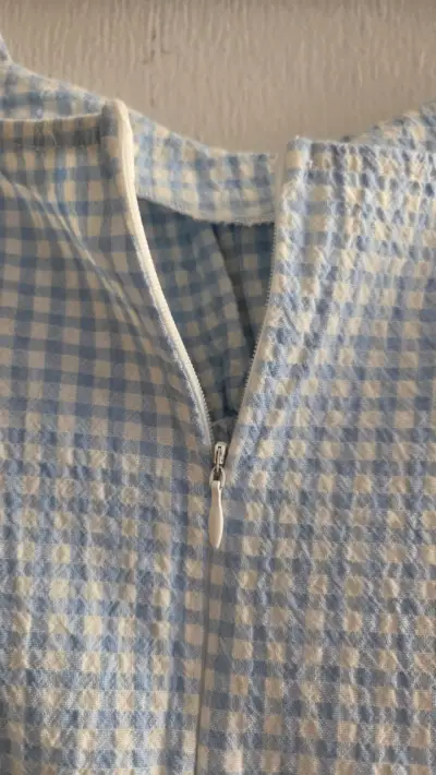 Vestido con cierre y cuadros celestes - miniatura 3