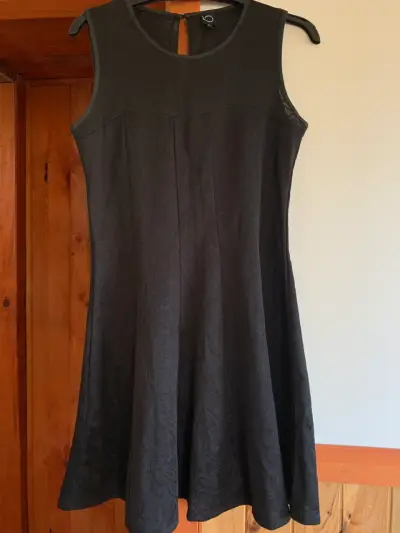 Vestido negro sin mangas - miniatura 1