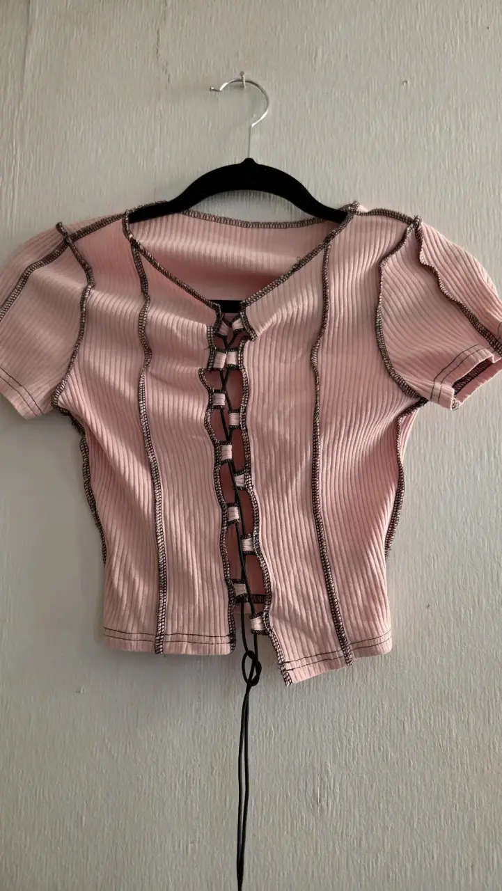 Polera rosa con cordones - 1
