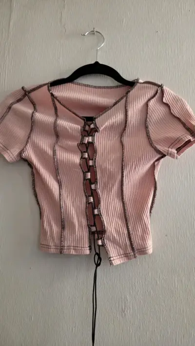 Polera rosa con cordones - miniatura 1