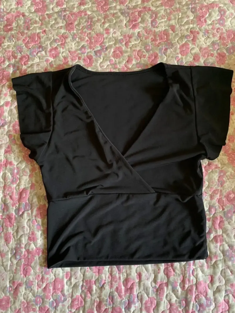Polera negra con diseño cruzado