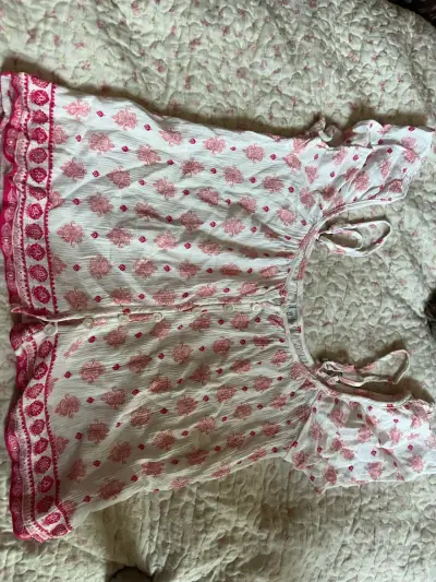 Blusa blanca con estampado rosa - miniatura 1