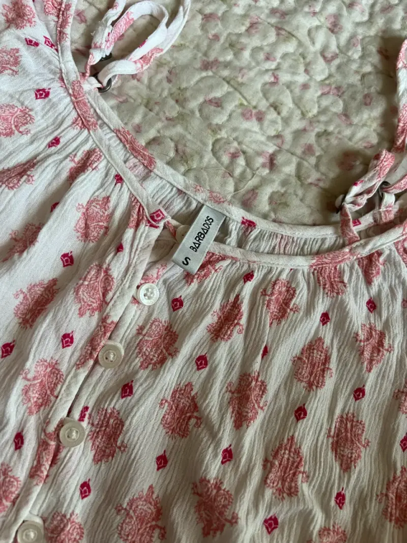 Blusa blanca con estampado rosa - 2