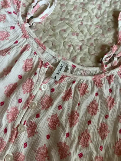 Blusa blanca con estampado rosa - miniatura 2