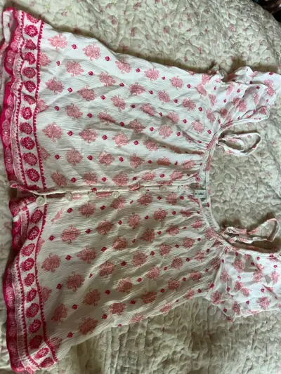 Blusa blanca con estampado rosa - miniatura 3