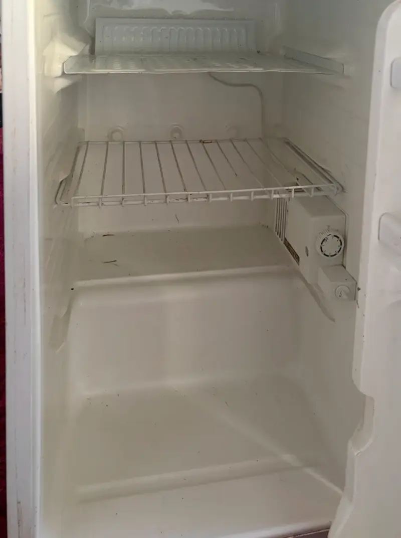 Refrigerador frigobar pequeño Daewoo blanco usado - 2