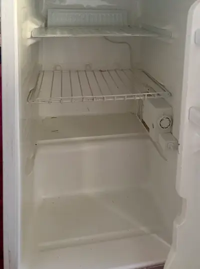 Refrigerador frigobar pequeño Daewoo blanco usado - miniatura 2