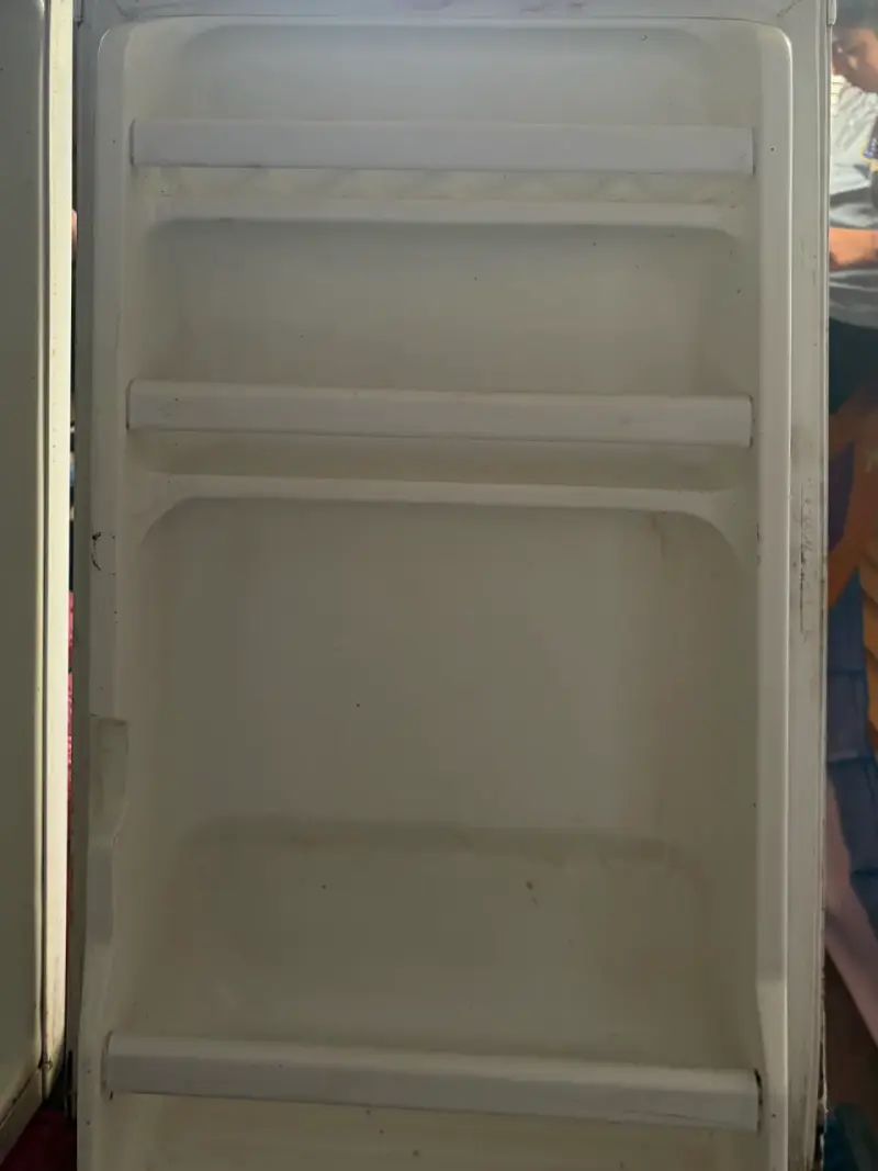 Refrigerador frigobar pequeño Daewoo blanco usado - 3