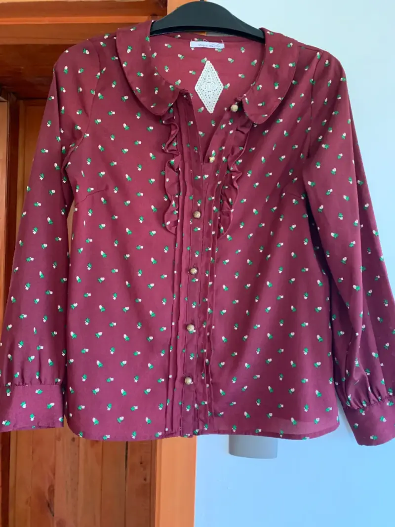 Blusa burdeos con estampado floral
