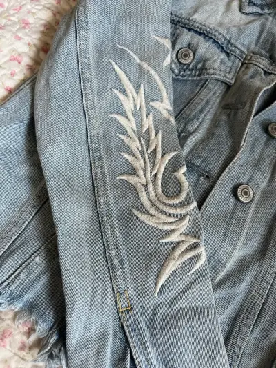 Chaqueta de mezclilla con bordado - miniatura 1
