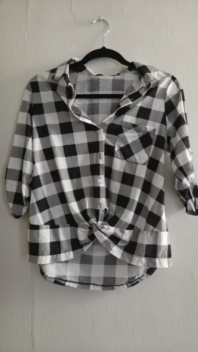 Blusa a cuadros blanco y negro - miniatura 1
