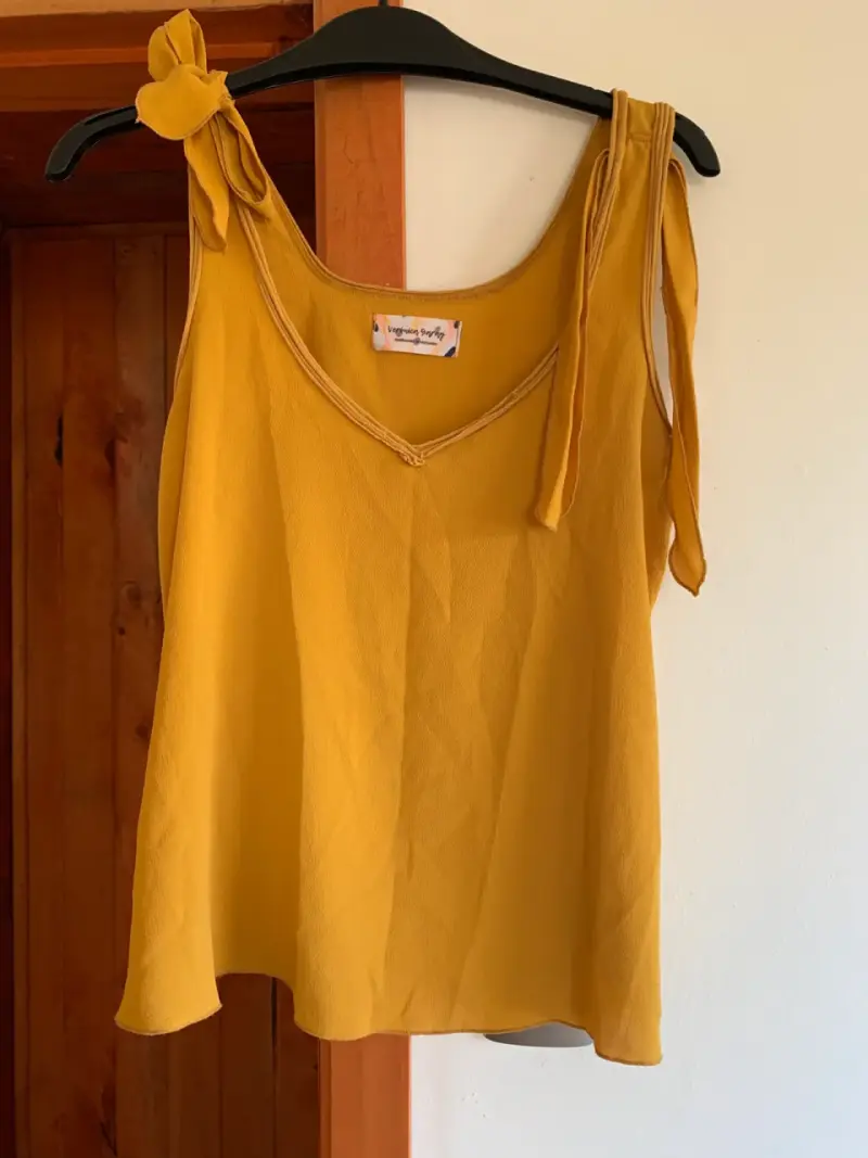 Blusa amarilla con lazos