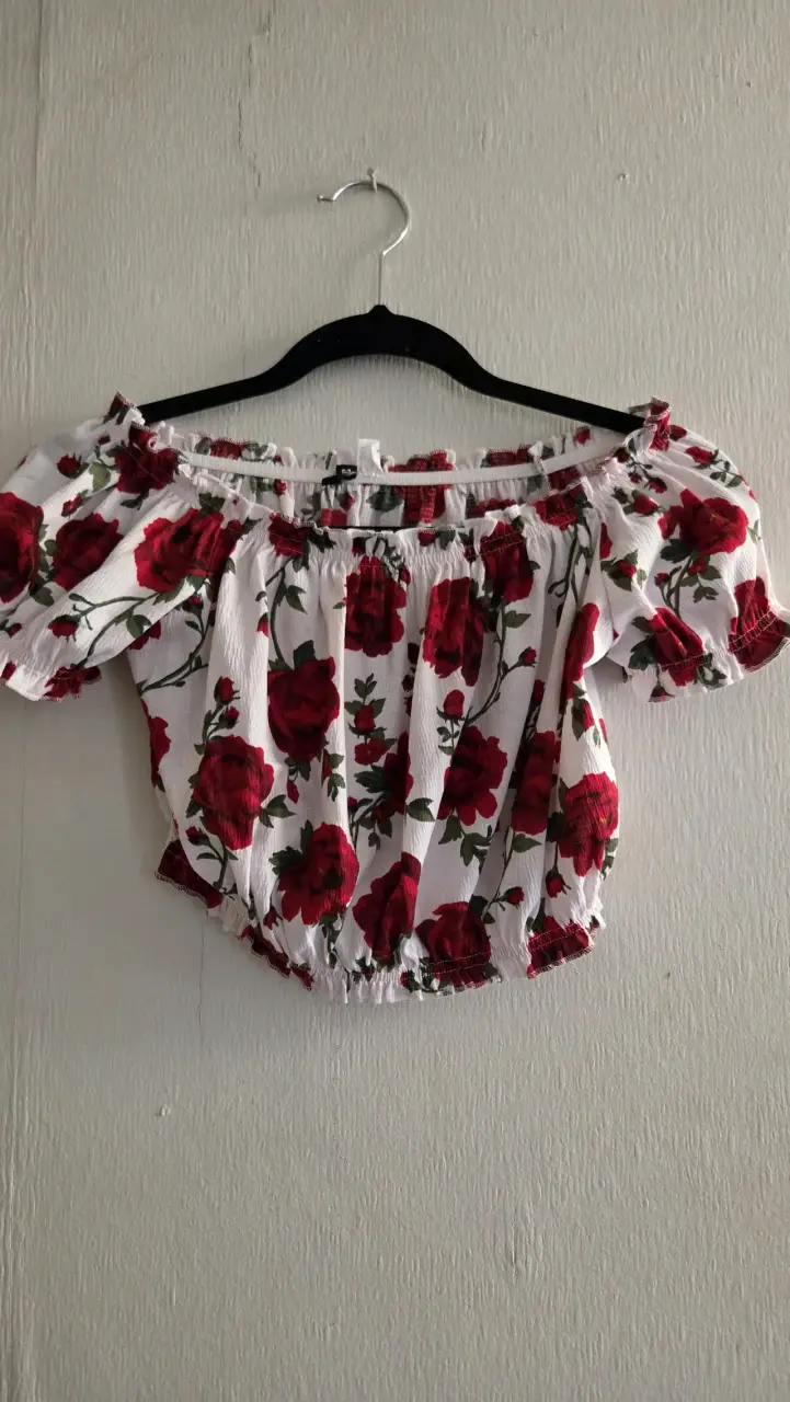 Blusa crop top off-shoulder con estampado floral - 1