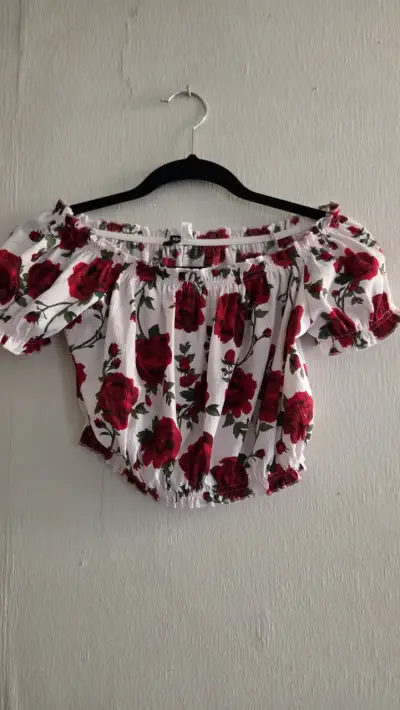 Blusa crop top off-shoulder con estampado floral - miniatura 1