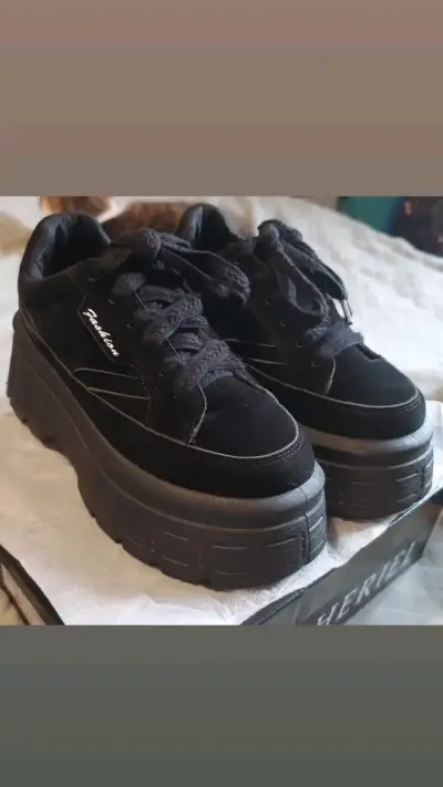 Zapatillas negras plataforma alta - miniatura 1