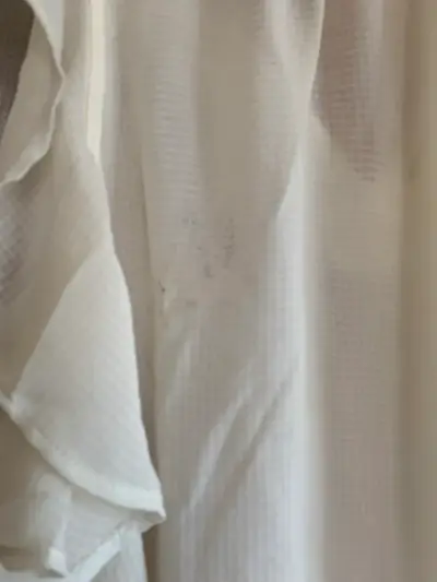 Blusa blanca con volantes - miniatura 2