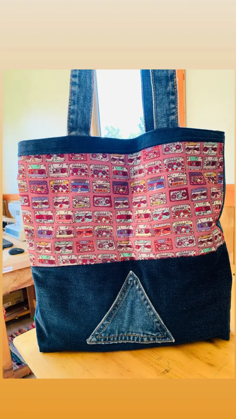 Bolso tote denim y estampado retro - 1