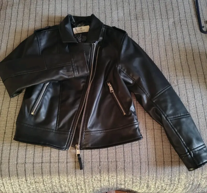 Chaqueta negra de cuero sintético
